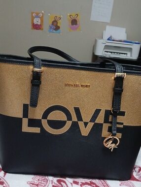 Michael Kors Limited edition, love.Shoulder Tote  bag Black and gold.  Bo tears